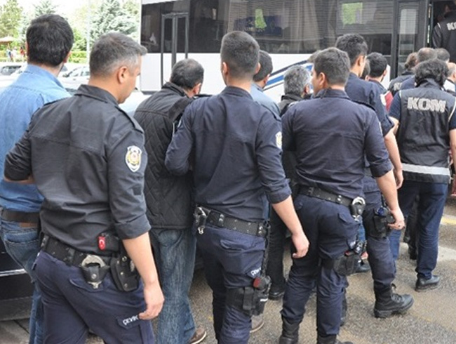 Kuleli Askeri Lisesi nnde askerlerle birlikte darbe giriimine itirak eden 14 polis memuru tutukland