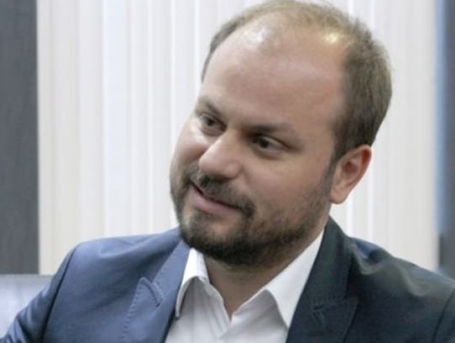 FET'den gzaltna alnan  iadam Kamil Karaka, yurt dna k yasa konularak tahliye edildi