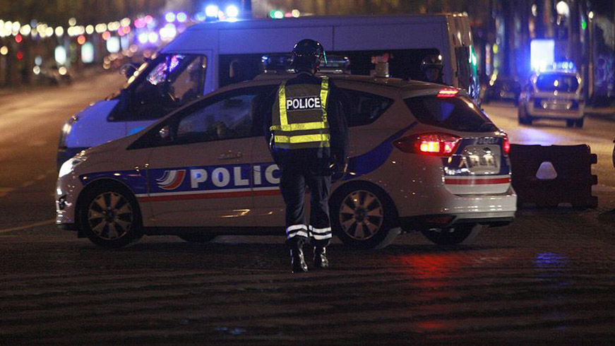 Paris'te polis memuru 3 kiiyi ldrd