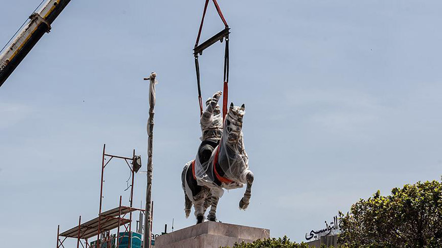 Tunus'ta Burgiba heykelinin dikilmesi tartmalar sryor