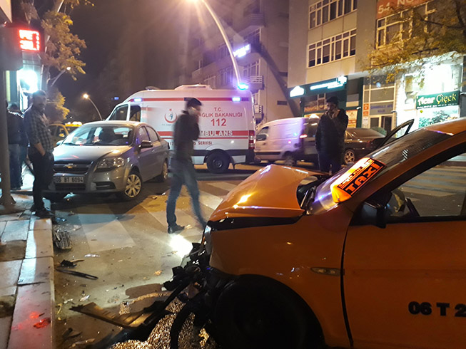 Ankara'da taksiyle otomobil arpt: 2 yaral