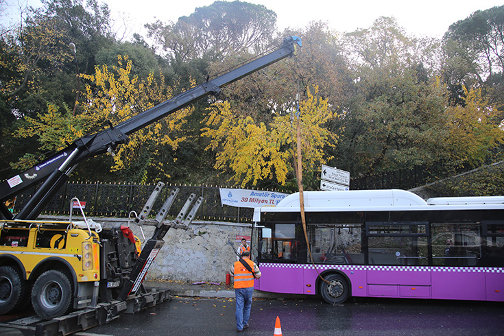 stanbul'da Saryer-Beikta hattnda yolcu tayan otobs kaza yapt