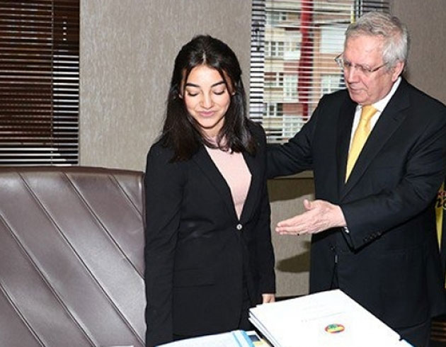 Aziz Y�ld�r�m koltu�unu devretti