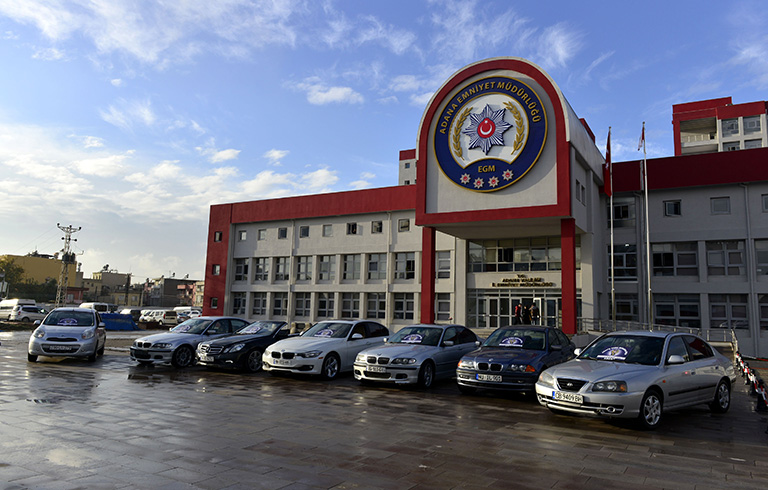 Avrupa'da alnan lks otomobiller Adana'da ele geirildi 