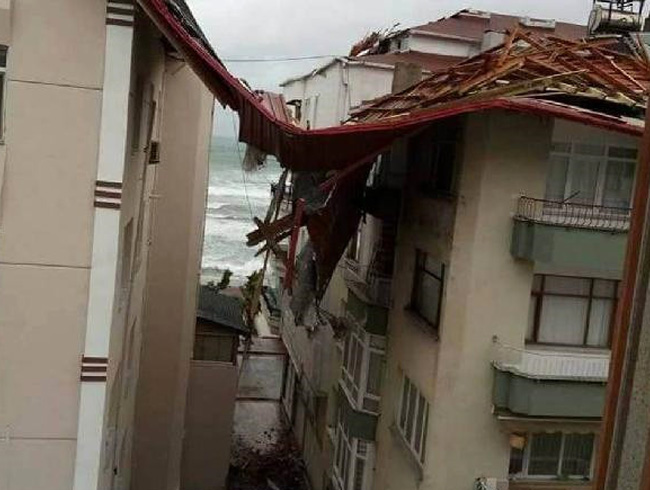 Samsun'da iddetli rzgar, atlar uurdu 