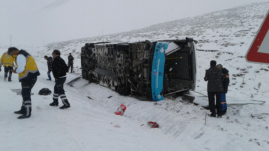 Erzurum'da karl yolda kayan zel halk otobs yan yatt: 18 yaral  
