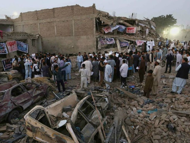 Afganistan'da intihar sald�r�s�: 8 �l�