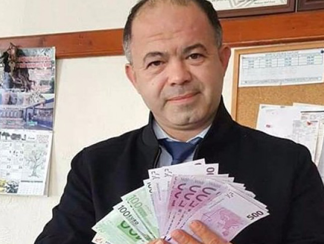 Mula'da Osman Krn, minibs duranda bulduu, ierisinde 9 bin Euro bulunan antay, sahibine ulatrd