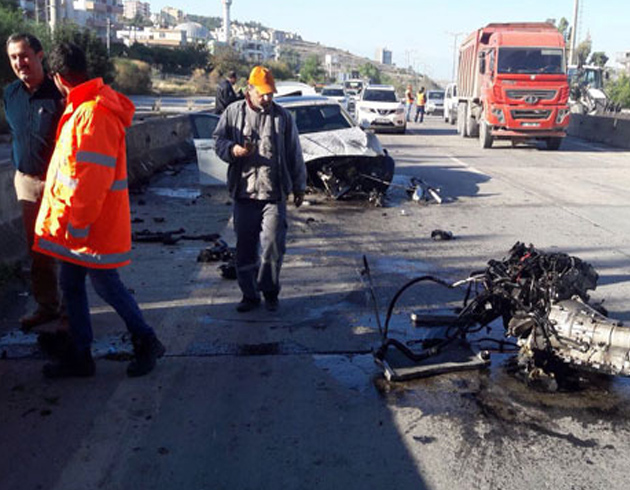 Otomobilin motoru 10 metre ileri f�rlad�