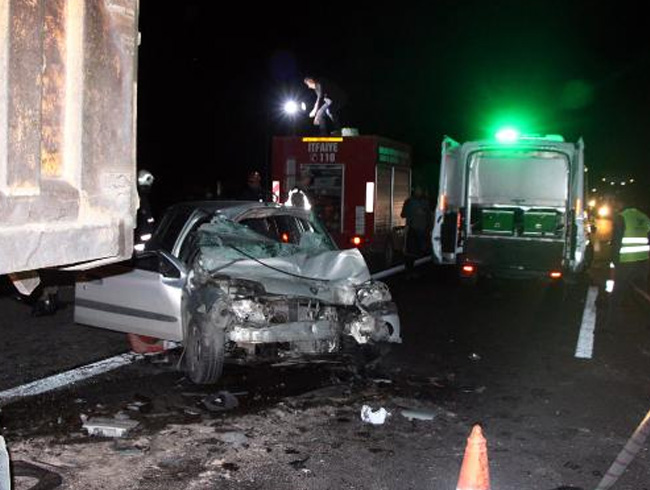 anlurfa'da kamyona arkadan arpan otomobildeki 2 kii hayatn kaybetti