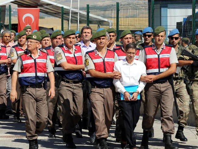 FET'c hainin avukat Yiit'in ehitlerin sorumlusu olarak belediye bakann hedef almas ehit yaknlarnn tepkisine neden oldu
