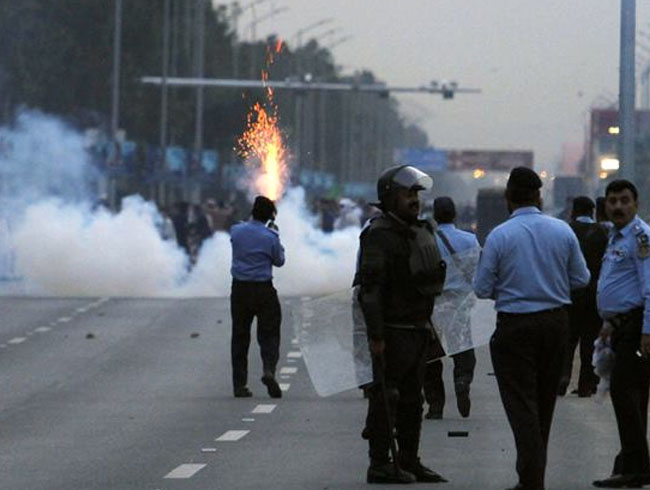 Pakistan'da g�stericilere y�nelik operasyonda bir polis �ld�, 14'� polis 67 ki�i yaraland�