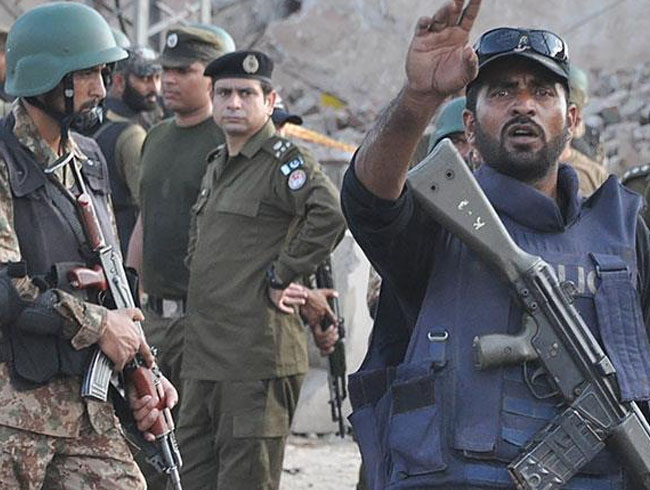 Pakistan'da intihar sald�r�s�: 4 �l�