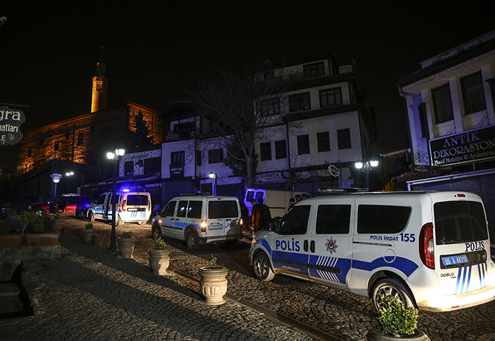 Ankara'da otomobilden polise ate� a��ld�