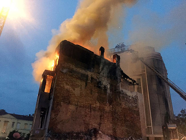 Taksim'de bir binada yang�n