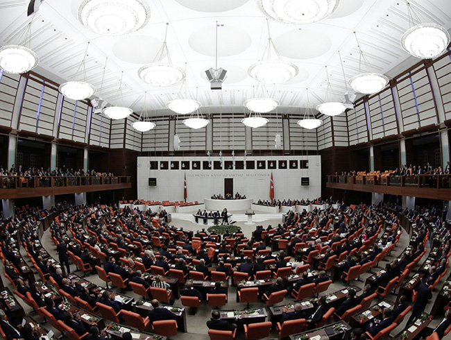 YSK'n�n te�kilat yap�s�n� de�i�tiren kanun teklifi Anayasa Komisyonunda kabul edildi