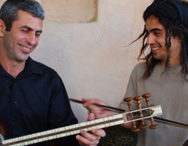 Mark Eliyahu, babas� Piris Eliyahu ayn� sahneyi payla�acak