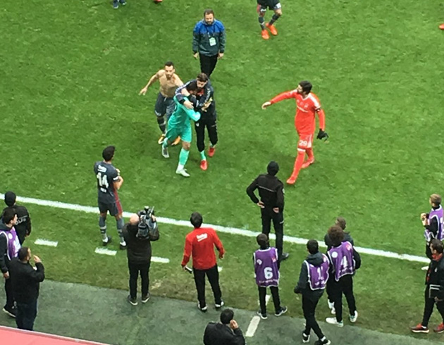 Be�ikta�'tan 9 gol yiyen Emrullah �alk, ma� sonras� g�zya�lar�n� tutamad�