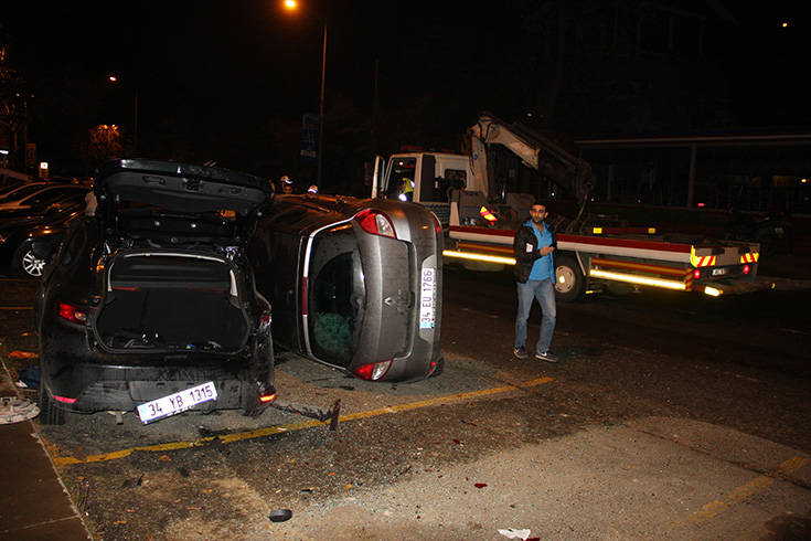 Takla atan otomobil park halindeki otomobilin �zerine d��t�