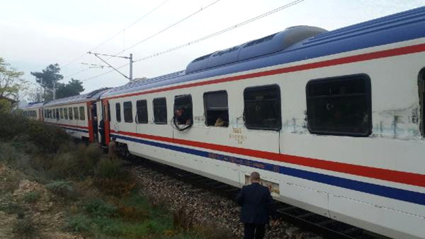 Ceyhan'da tren kamyona �arpt�
