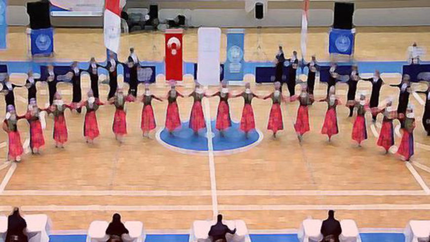 Halk Oyunlar yarmas iin Macaristan'a giden danslar iltica etti