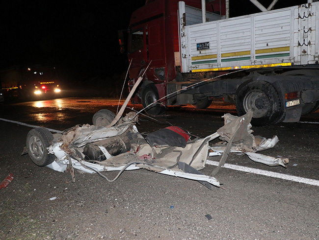 Diyarbakrdaki feci kazada otomobil ikiye ayrld: 2 l, 2 yaral  