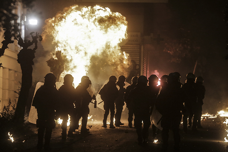 Atina'da polis kurunuyla lm protesto edildi: 25 gzalt