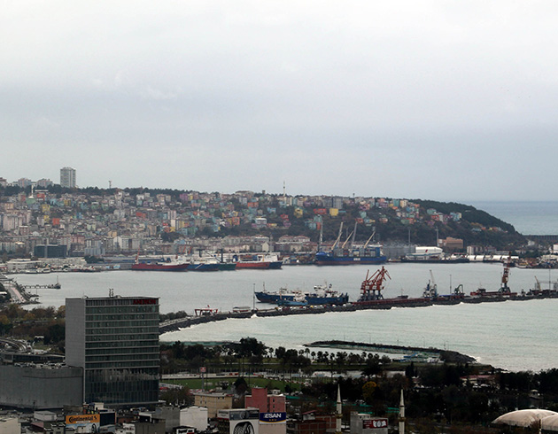 Samsun'da kuvvetli rzgar nedeniyle gemiler limana demirledi