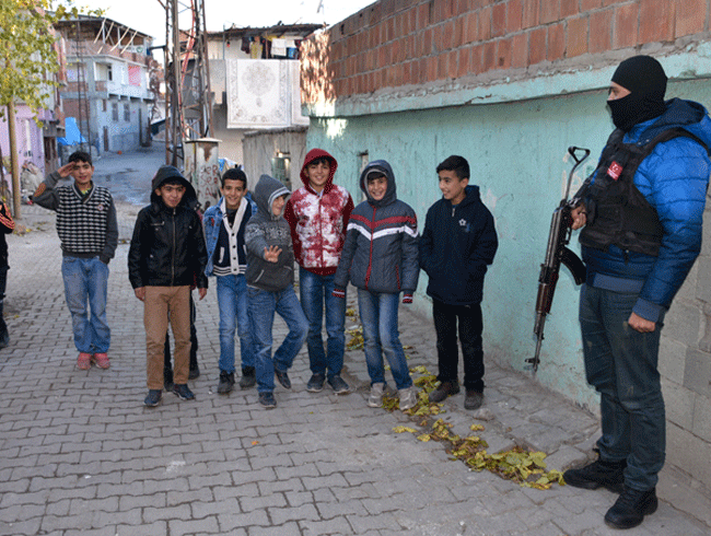 Diyarbakrl kadnlardan polislere scak ekmek ikram