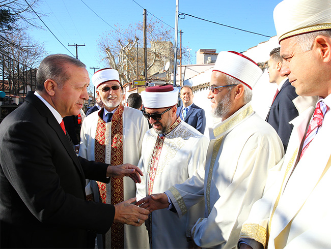 Cumhurba�kan� Erdo�an, cuma namaz�n� G�m�lcine'deki K�rmahalle Camisi'nde k�ld�