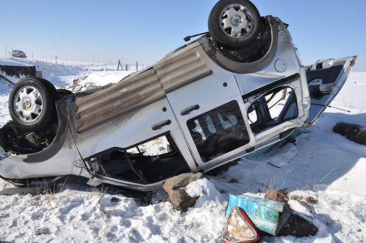 Kars'ta otomobil devrildi: 5 yaral