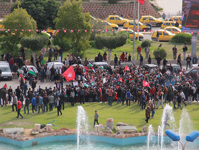 Tunus'ta halk ABD ve srail'i protesto etmek iin sokaklardayd