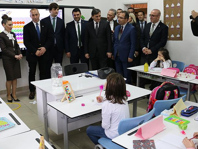Kosova Babakanndan Maarif Vakf okuluna ziyaret