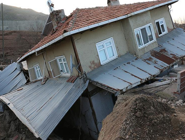 Bolu'da heyelan nedeniyle hasar gren evler boaltld
