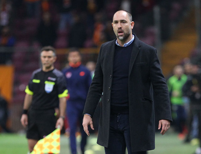 Tudor, ailesini �lkesine yollad�