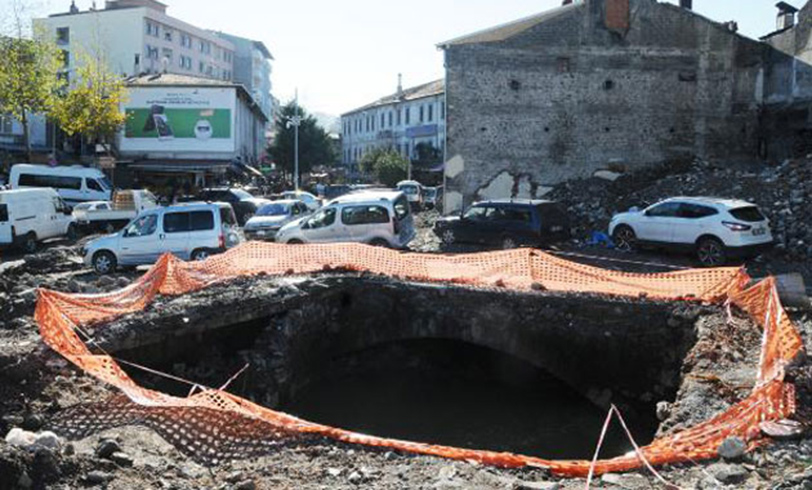 Trabzon'da ykm yaplan binann altndan tarihi kpr kt