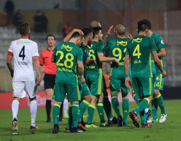 Fenerbahe, Adana Demirspor'u deplasmanda 4-1 yendi ve kupada bir st tura ykseldi