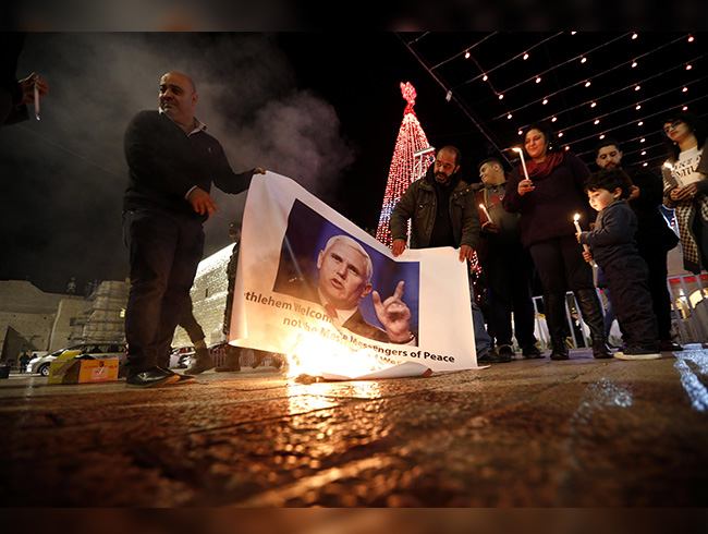 srail'i ziyaret etmesi beklenen ABD Bakan Yardmcs Pence, Bat eria'da protesto edildi