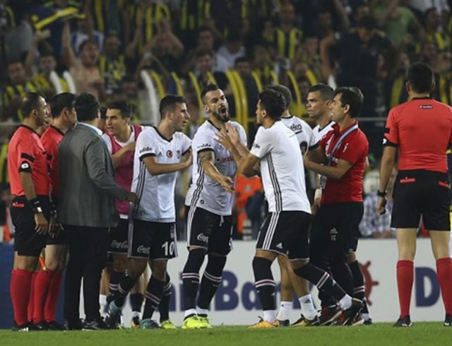 Cem Satman'�n FIFA kokard� al�nd�