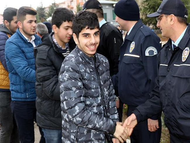 Bir gnlne polis oldular