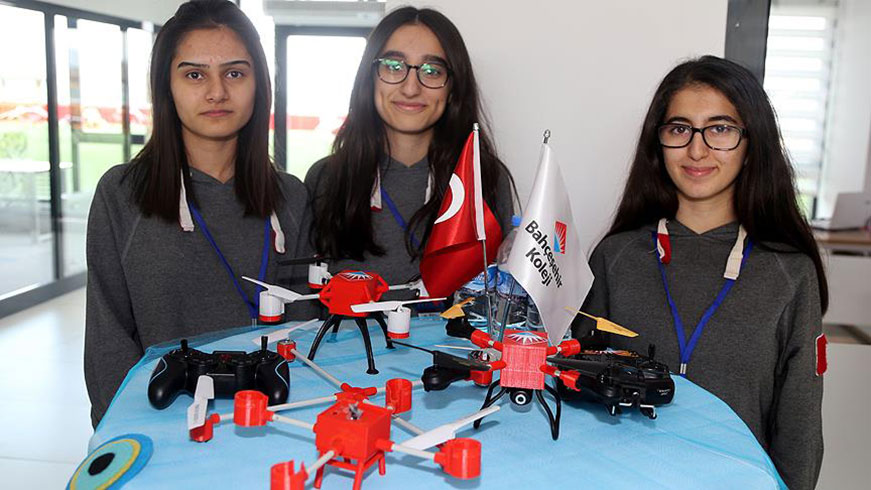��renciler at�k malzemelerden drone �retti