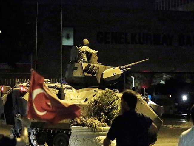 Eski tugeneral Ahmet Bican Krker ya da sank eski Albay sa Sancakl'dan birinin ''Tanklar ate ede ede kacak'' dediini aktard