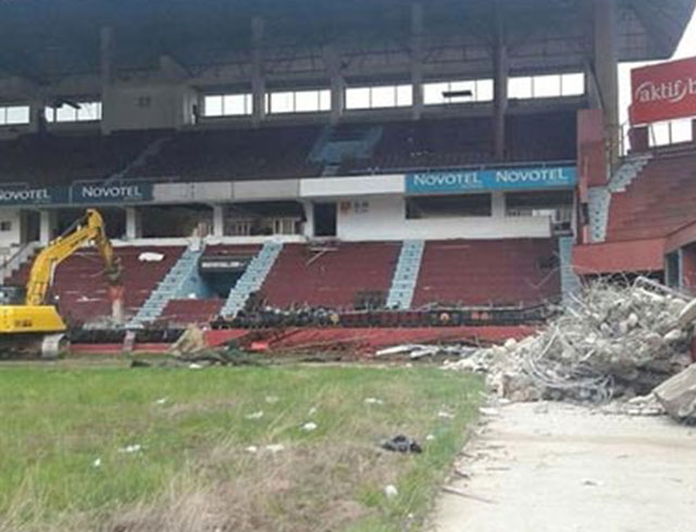 Trabzonspor'un eski stad Avni Aker'de yangn kt