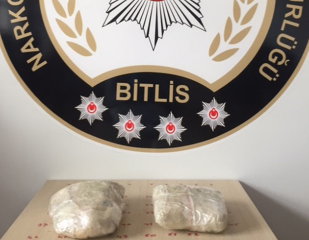Bitlis polisinden eroin sat�c�lar�na darbe  