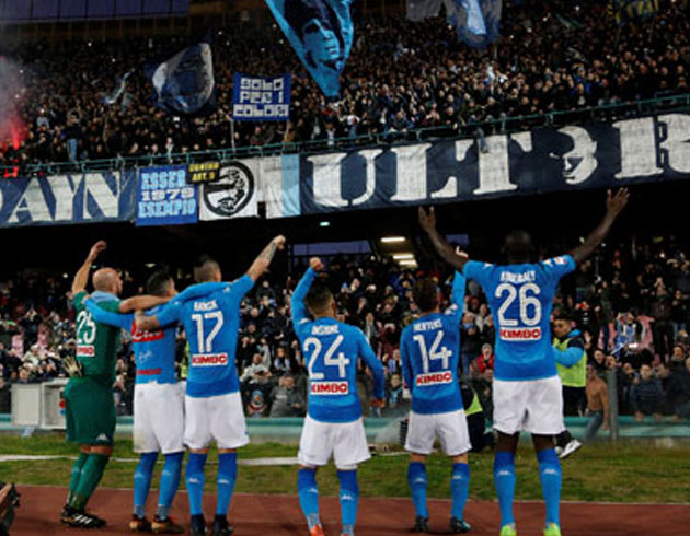 Napoli liderli�ini s�rd�rd�