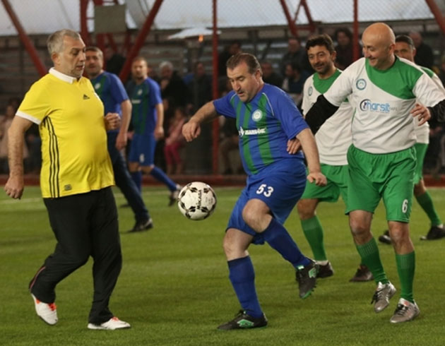 Bakan Bak, futbol oynad