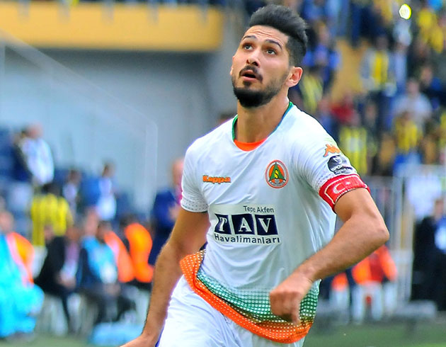 Fenerbahe Hakan alhanolu, Emre Akbaba ve Cristico'yu transfer etmek zere