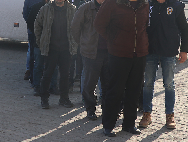 Antalya merkezli FET operasyonunda askerlerin szde sivil imamlar gzaltna alnd