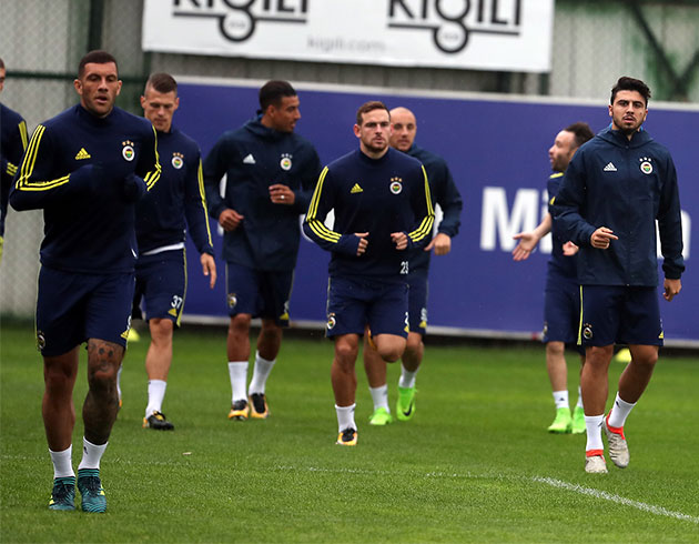 Fernando Fenerbah�e'de kal�yor