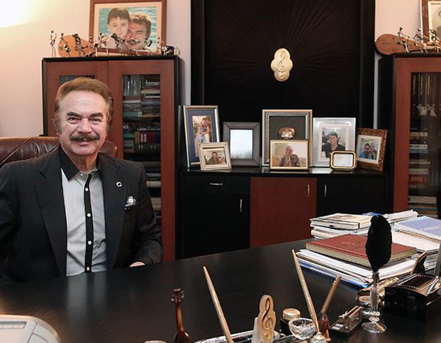 Orhan Gencebay, kendisini 'amat�r astrofizik�i' diye tan�ml�yor